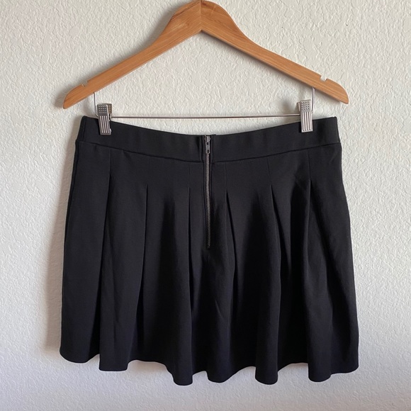 American Eagle Black Mini Skirt 🦅 - Picture 2 of 5